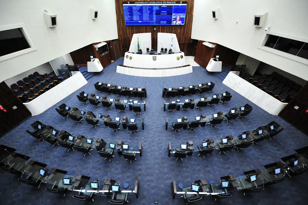 Tem deputado que fala grosso na tribuna e amarela na hora do voto