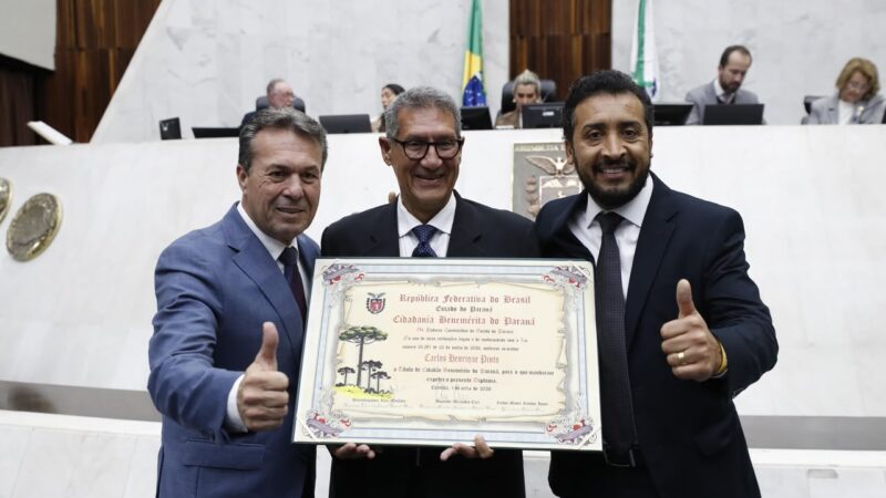Adriano José entrega honraria ainda sem validade oficial e expõe Henrique Pinto ao constrangimento