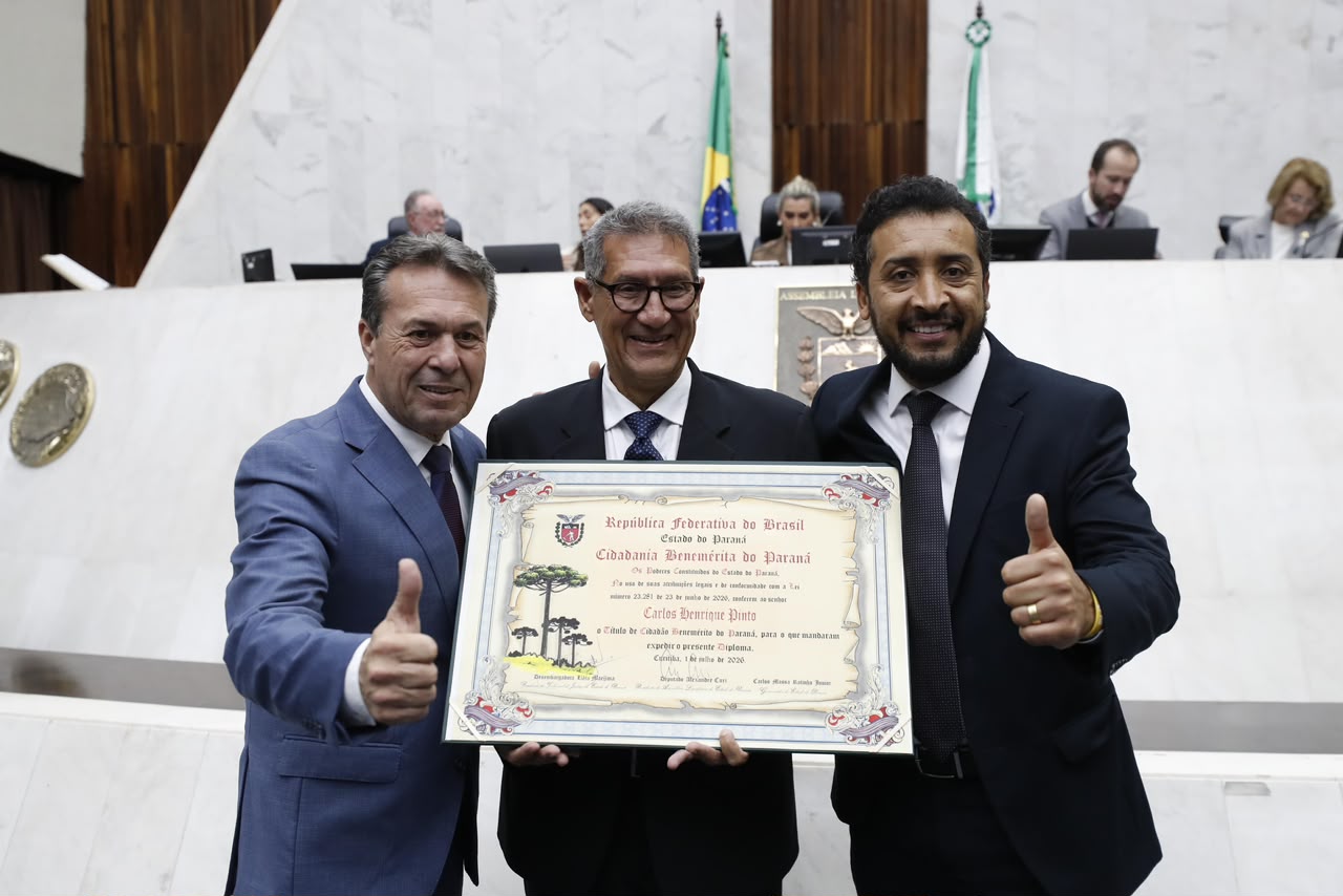 Adriano José entrega honraria ainda sem validade oficial e expõe Henrique Pinto ao constrangimento