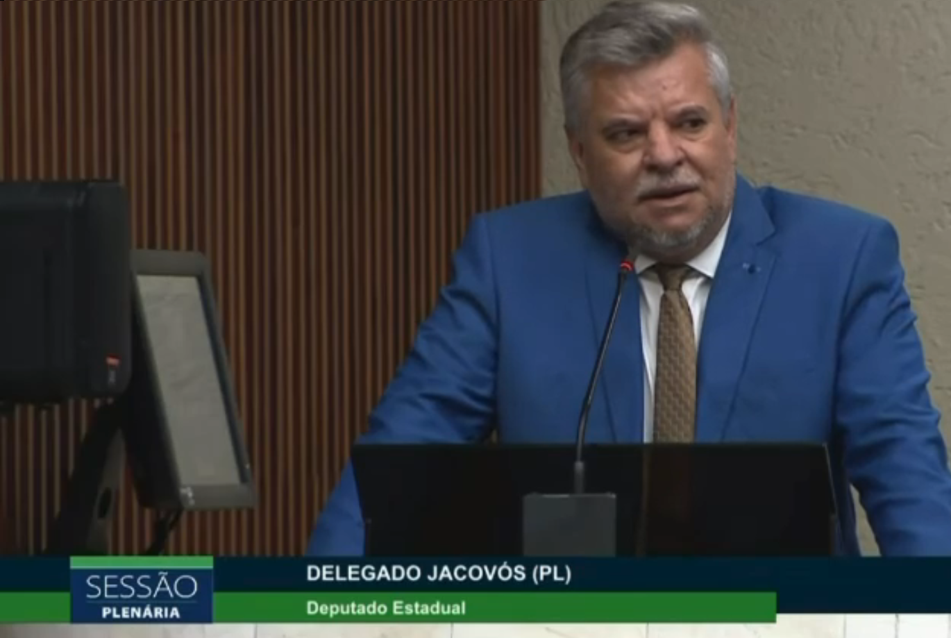 “Agora saem os quadrilheiros e entram aprendizes de estelionatários?”, questiona Jacovós sobre o pedágio