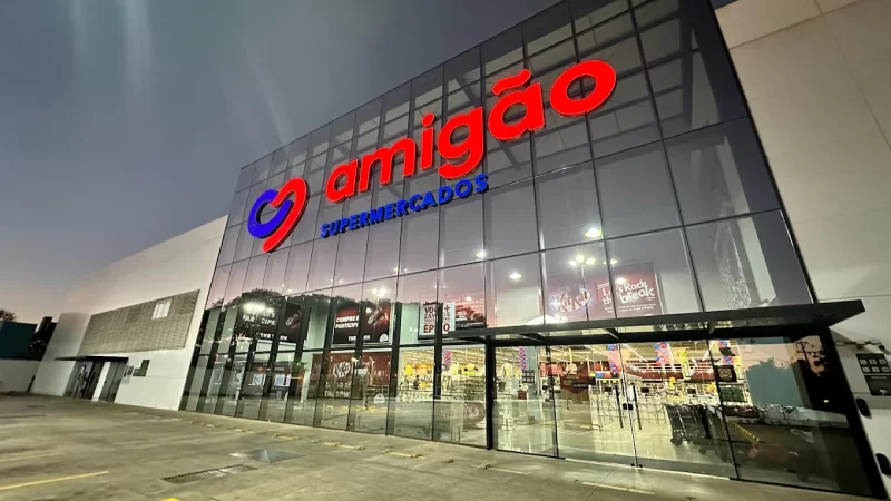 Bandeja de frios com aparência de deterioração preocupa cliente em supermercado Amigão