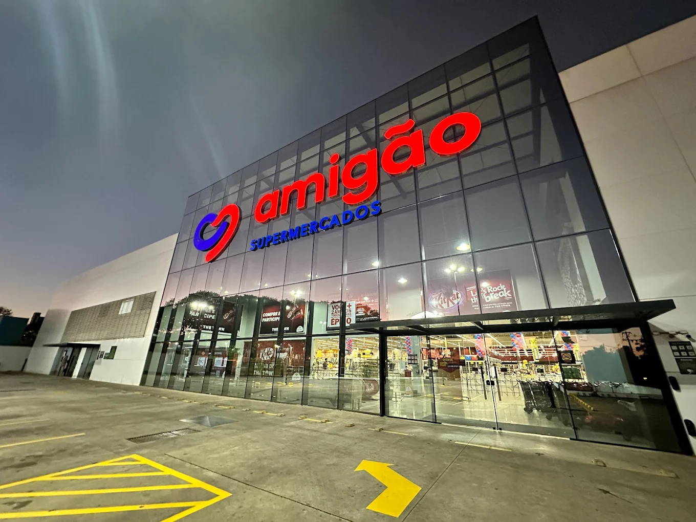 Bandeja de frios com aparência de deterioração preocupa cliente em supermercado Amigão