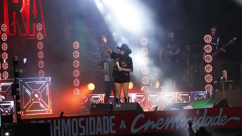 Ana Castela lota arena com fãs de todas as idades no terceiro dia da Expoingá