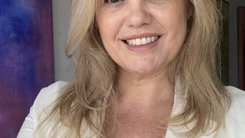 Artista de Curitiba, premiada no exterior, participa do Salão Anual de Arte de Paraty