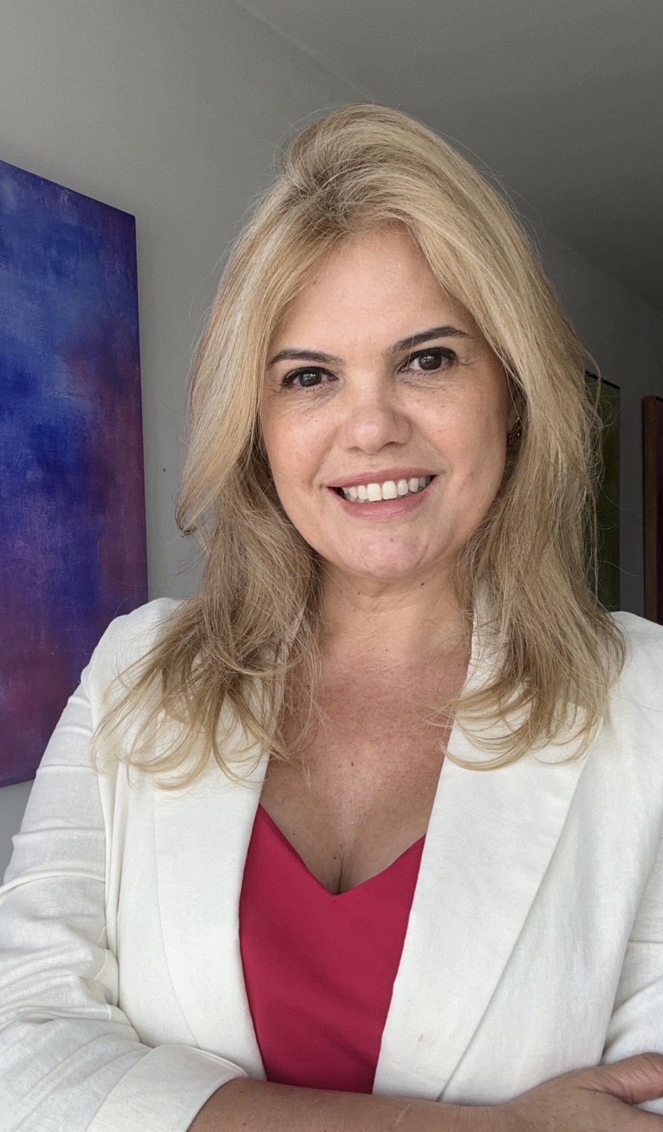 Artista de Curitiba, premiada no exterior, participa do Salão Anual de Arte de Paraty