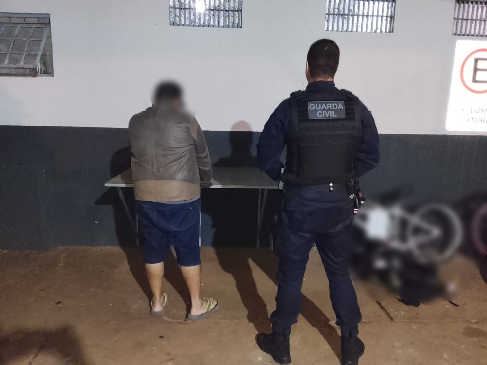 GCM encontra motorista dormindo dentro de Golf parado no meio da rua