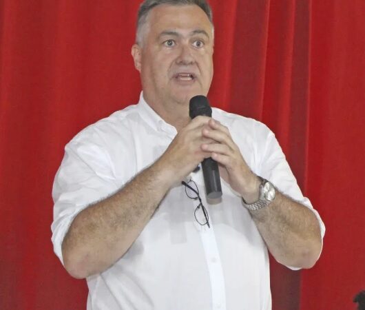 Força companheiro: Um ex-petista seria a bala de prata de Ratinho Junior