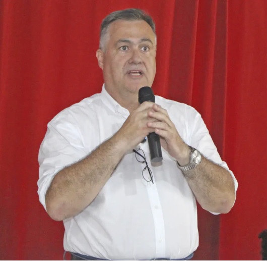 Força companheiro: Um ex-petista seria a bala de prata de Ratinho Junior