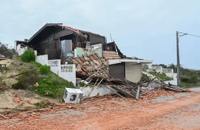 Tempestade Kristin devasta Portugal com ventos acima de 140 km/h e deixa rastro de destruição