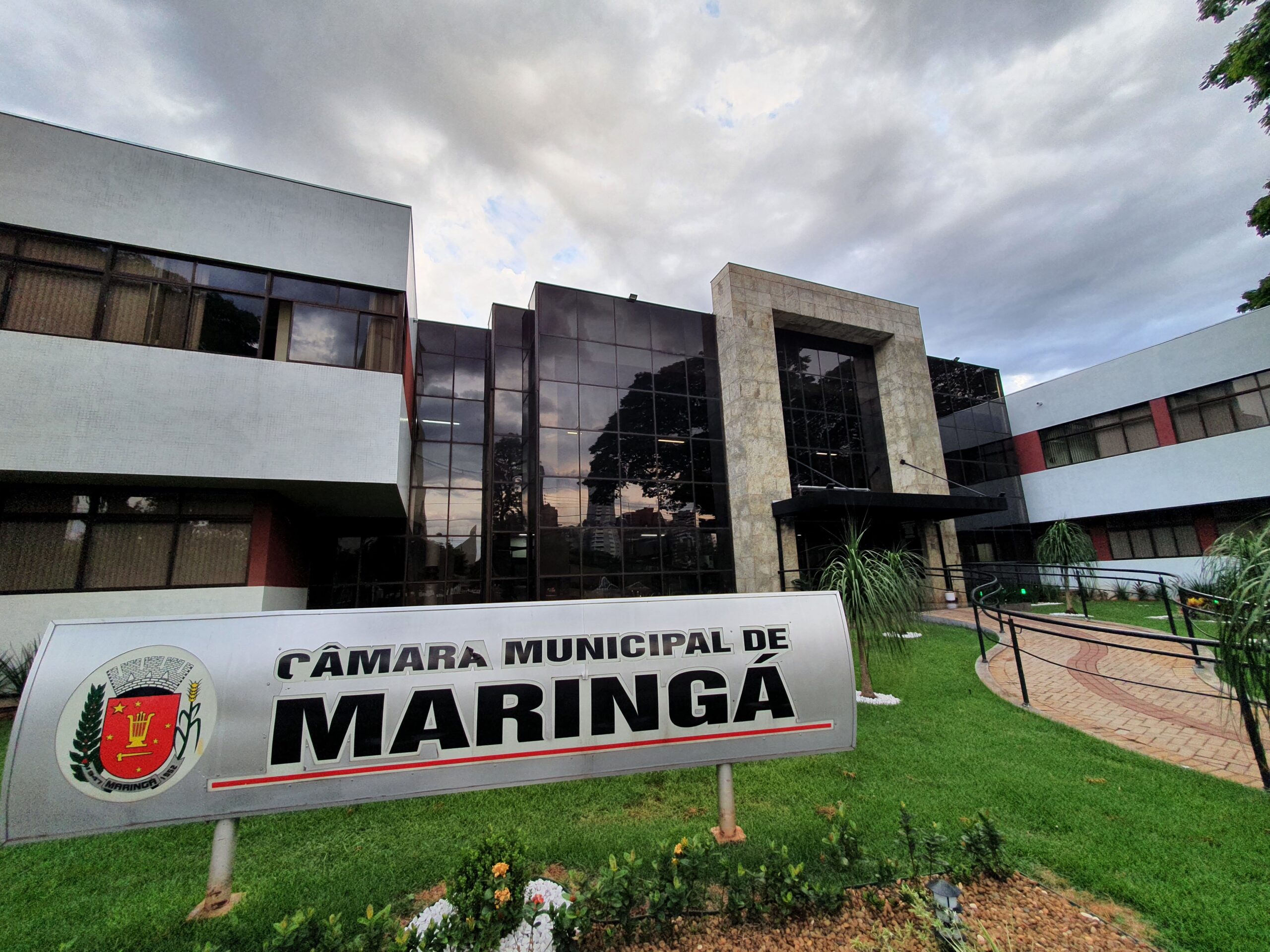 Câmara de Maringá: Contratar mais servidores é solução ou desperdício?