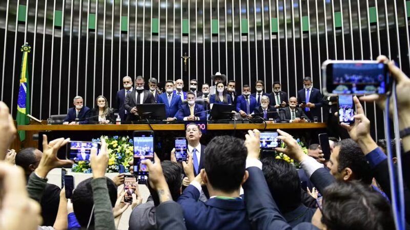 O Show Antidemocrático da Oposição: Quando a Extrema Direita Testa os Limites da Democracia Brasileira