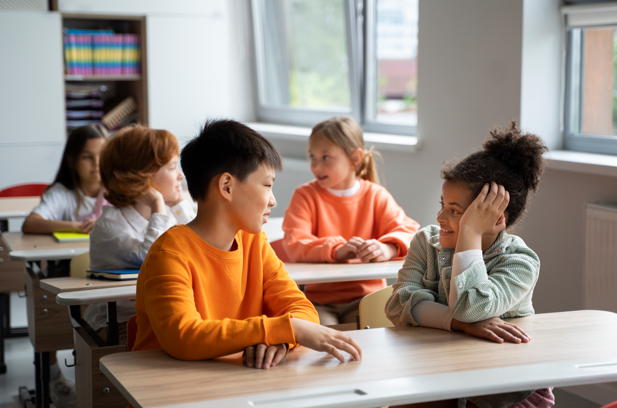 Lei de proibição dos Celulares melhora convivência nas escolas particulares do Paraná