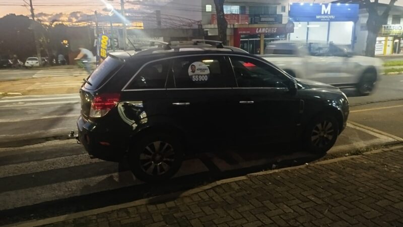 “Rachadinha” da faixa: carro de assessor de deputado divide espaço com pedestres em frente a comitê
