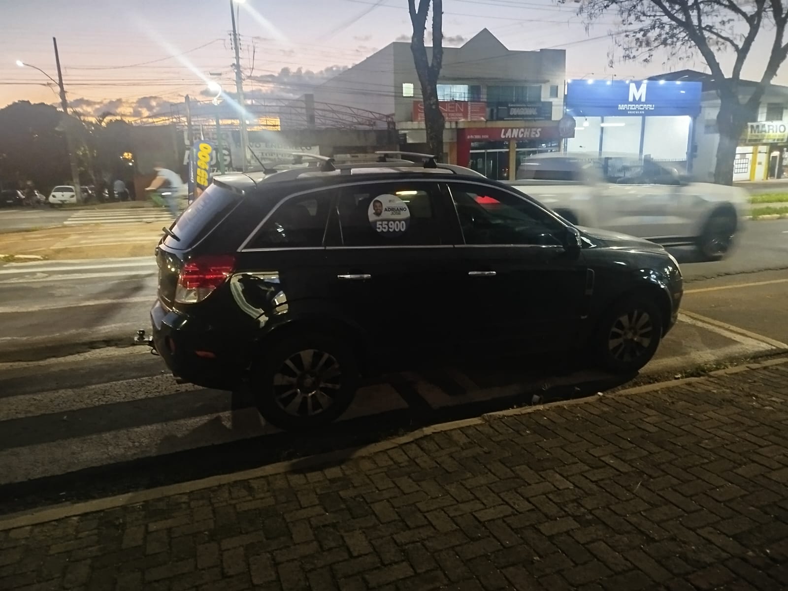 “Rachadinha” da faixa: carro de assessor de deputado divide espaço com pedestres em frente a comitê