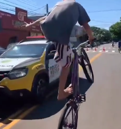 Erro do ciclista não justifica possível discriminação racial por parte de policial em Sarandi