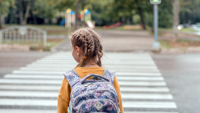 Crianças aprendem regras de trânsito em uma “mini cidade” montada dentro da escola
