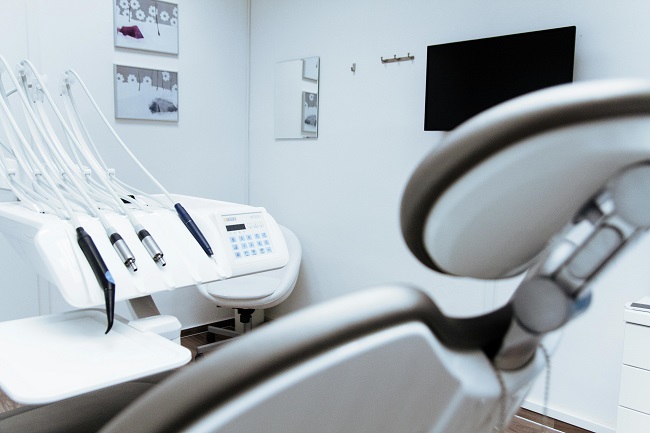 Nova mentalidade faz dentistas buscarem autonomia financeira na própria clínica