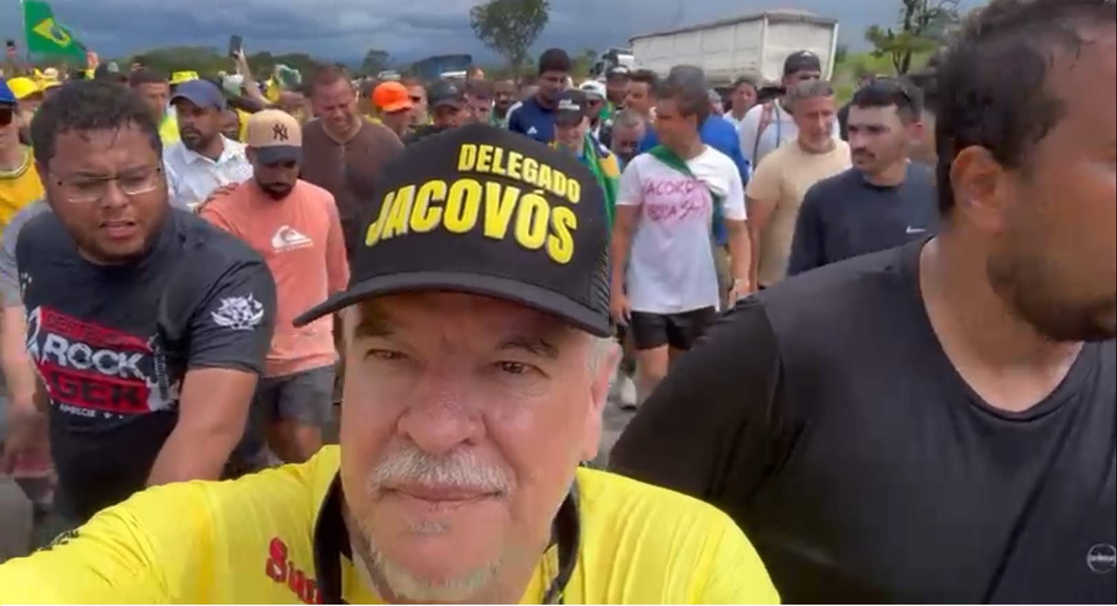 Delegado Jacovós reforça imagem de comprometimento ao caminhar com Nikolas Ferreira rumo a Brasília