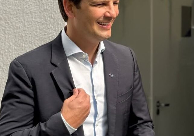 Prefeito Eduardo Pimentel (PSD) prevaricou? Denúncia na Educação de Curitiba levanta suspeitas