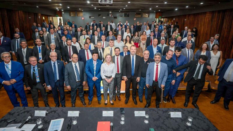 Deputado Arilson promove encontro de prefeitos e lideranças com Gleisi e Ministro da Saúde