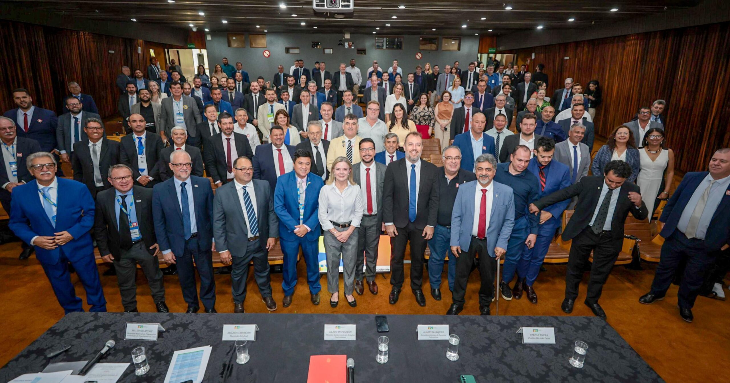 Deputado Arilson promove encontro de prefeitos e lideranças com Gleisi e Ministro da Saúde