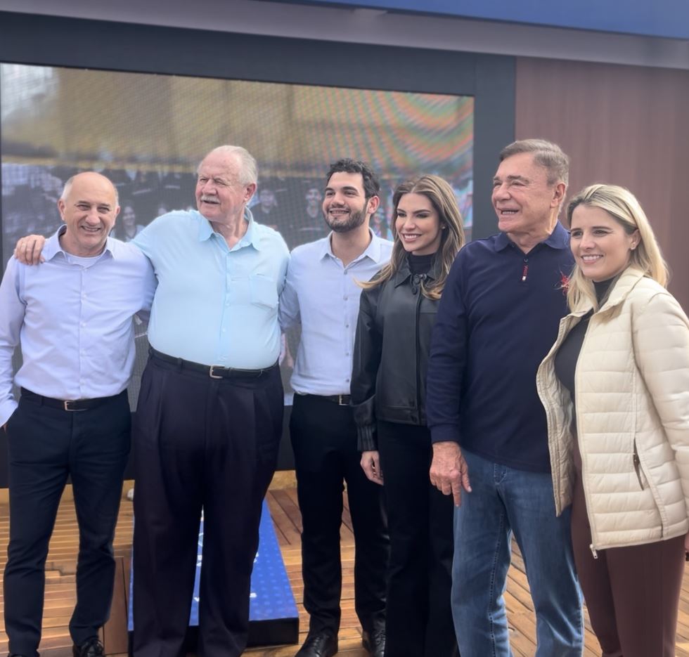 Maria Victoria, Álvaro Dias e Pessuti visitam estande da Câmara na Expoingá