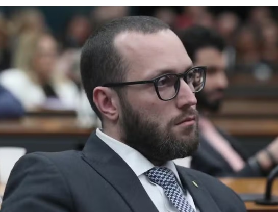 Políca Federal  é acionada para investigar se Felipe Barros favoreceu o Grupo Master