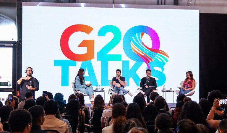 Felipe Neto encerra G20 Talks com defesa de engajamento jovem e regulamentação de plataformas para combater desinformação