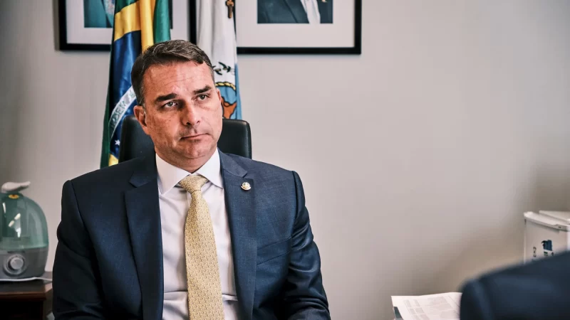 O Brasil já enfrentou uma tentativa de golpe. Por que não cobrar garantias de Flávio Bolsonaro?