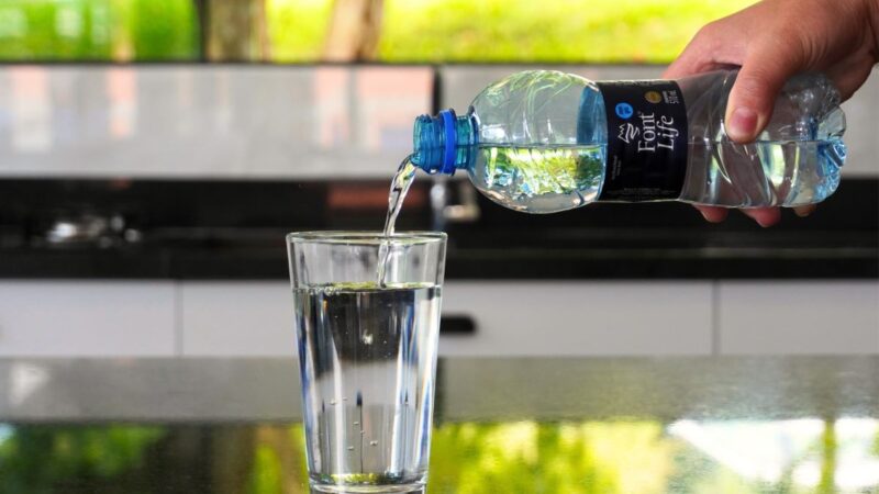 Hidratação inteligente e prevenção de cálculos renais, por que escolher a água certa faz toda a diferença