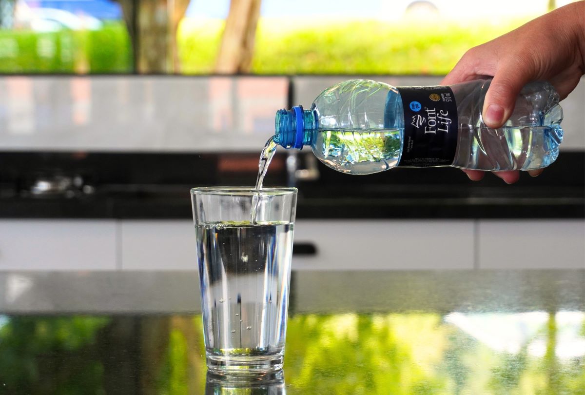 Hidratação inteligente e prevenção de cálculos renais, por que escolher a água certa faz toda a diferença