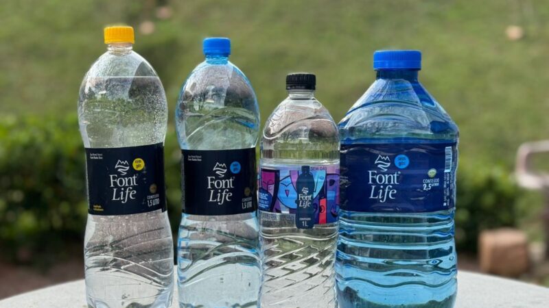 Garrafas de água em diferentes tamanhos podem ser aliadas na hidratação e disciplina diária 