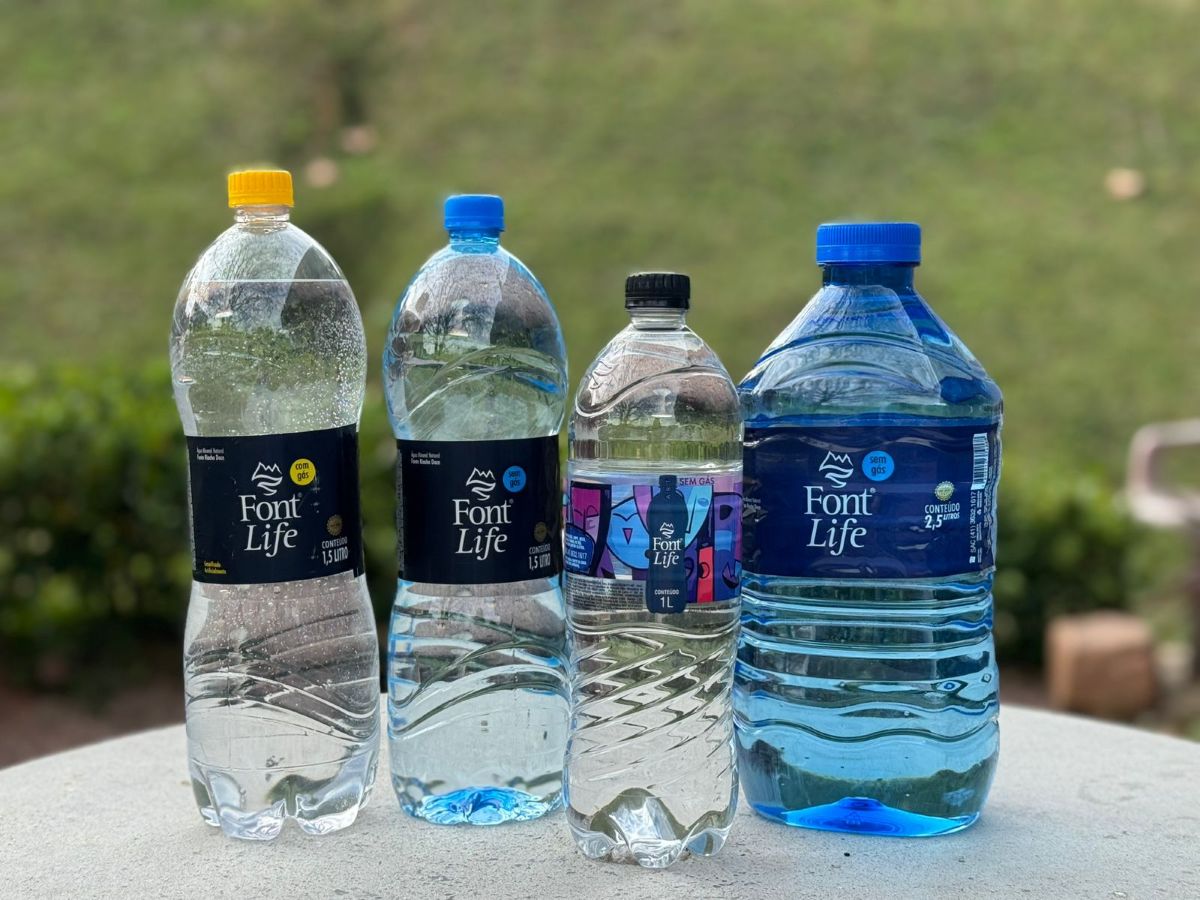 Garrafas de água em diferentes tamanhos podem ser aliadas na hidratação e disciplina diária