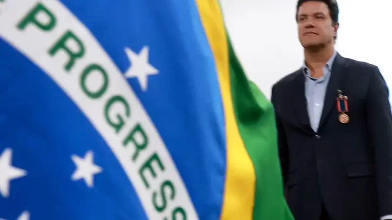 “Medalha equivocada: heróis reais são os bombeiros, não o secretário”