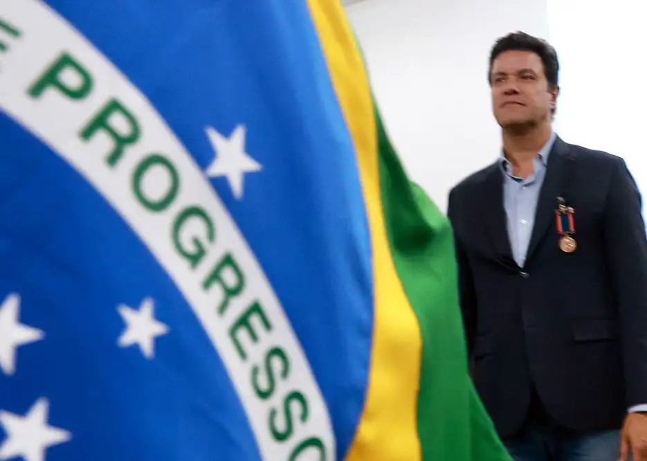 “Medalha equivocada: heróis reais são os bombeiros, não o secretário”