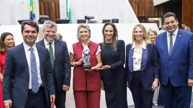 Deputada Maria Victoria Barros Homenageia Vice-Prefeita de Maringá, Sandra Jacovós, e Outras Personalidades na Assembleia Legislativa do Paraná