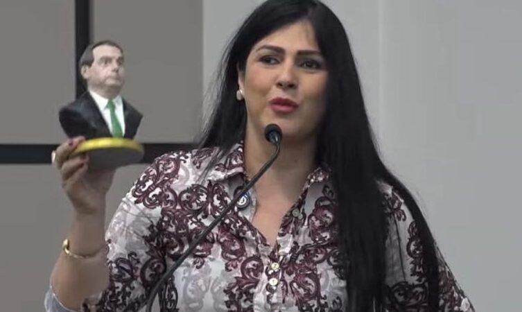 Evangélica ou idolatra? Vereadora causa polêmica ao ostentar imagem de líder político