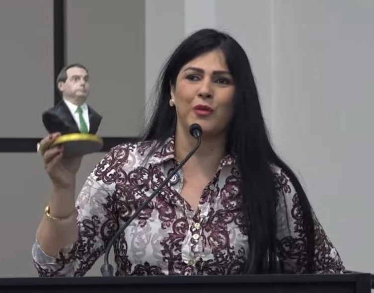 Evangélica ou idolatra? Vereadora causa polêmica ao ostentar imagem de líder político