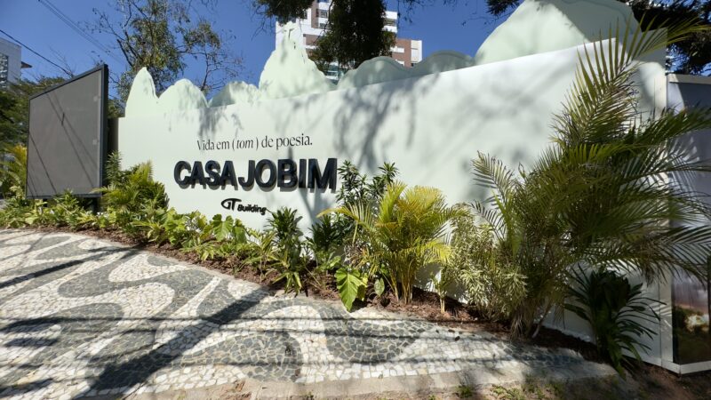 Arte nos tapumes: como painéis urbanos estão mudando cenário das cidades