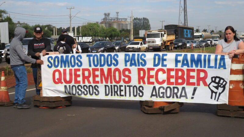 Trabalhadores voltam a fechar rodovia entre Maringá e Iguaraçu em protesto por salários atrasados