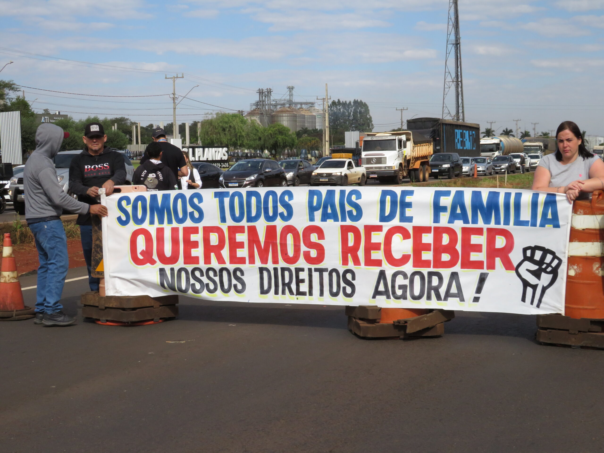 Trabalhadores voltam a fechar rodovia entre Maringá e Iguaraçu em protesto por salários atrasados