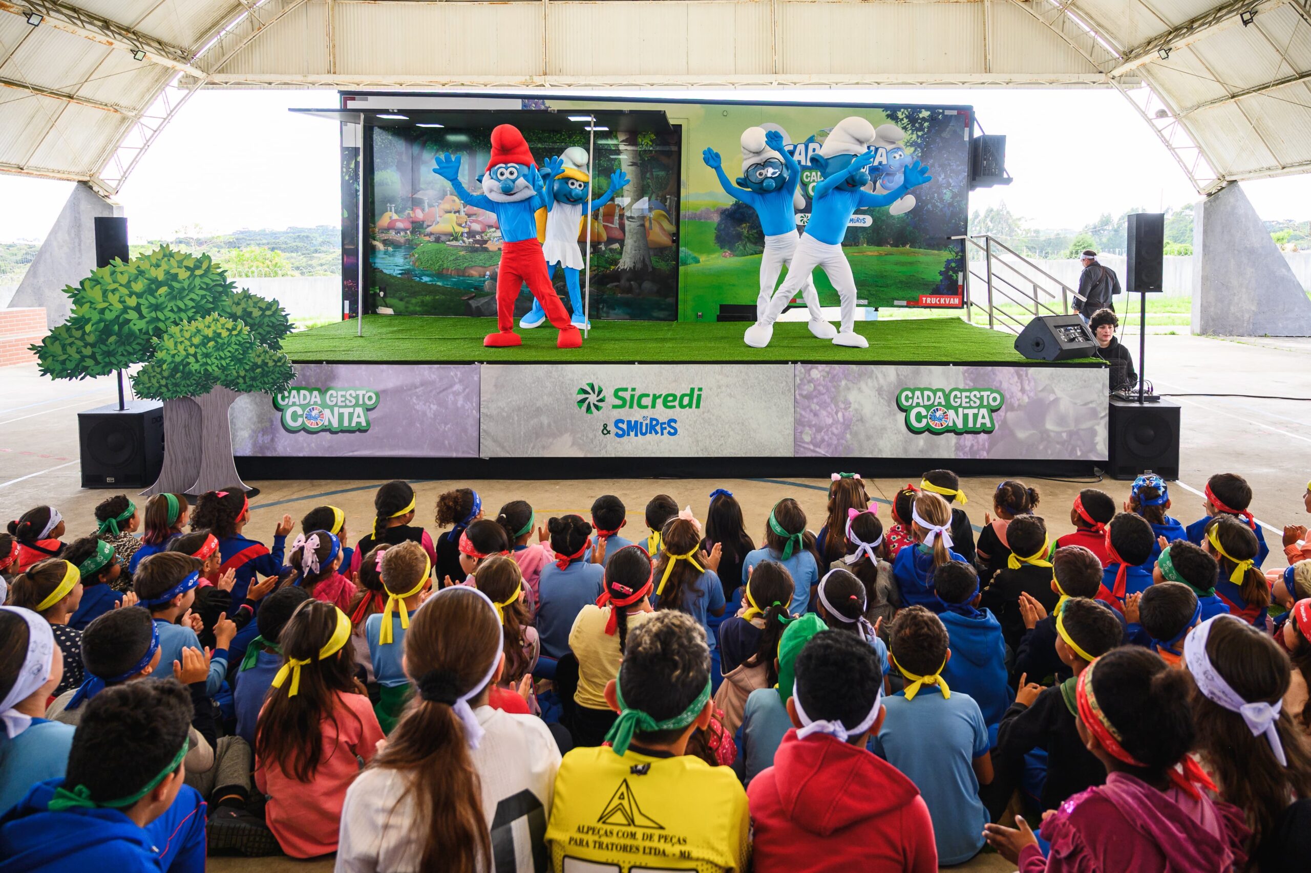 Caravana Sicredi & Smurfs percorre cidades do Paraná levando conceitos de sustentabilidade e cidadania de forma lúdica para crianças