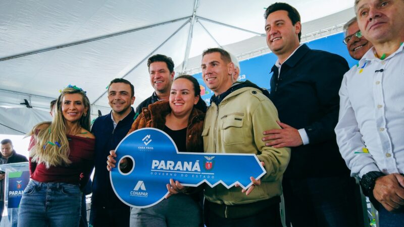 Governador participa da entrega das chaves de 864 apartamentos em Almirante Tamandaré