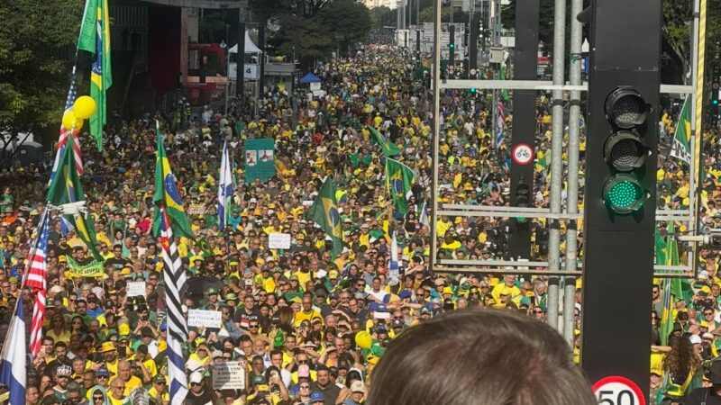 Bolsonaro sai menor do que entrou na Paulista neste domingo