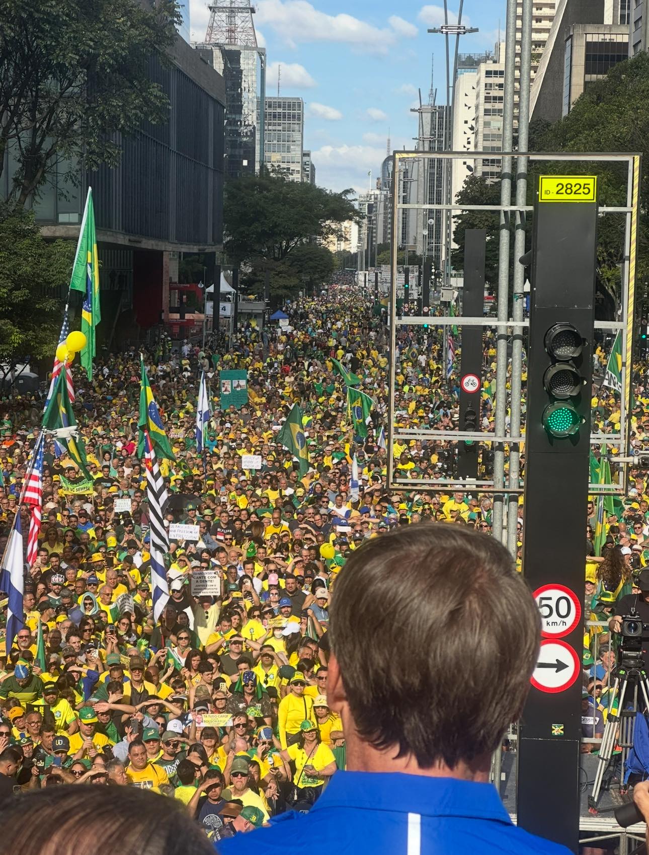 Bolsonaro sai menor do que entrou na Paulista neste domingo