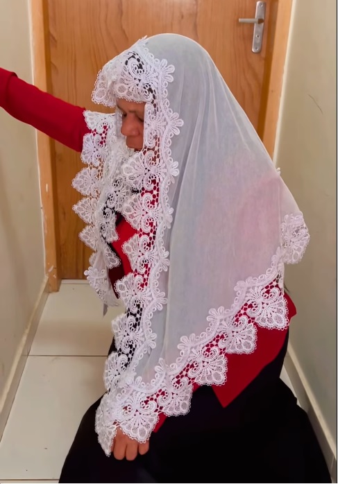 Mulher que se identifica como da Congregação Cristã no Brasil  pede chuva e prisão de Nikolas em vídeos nas redes sociais