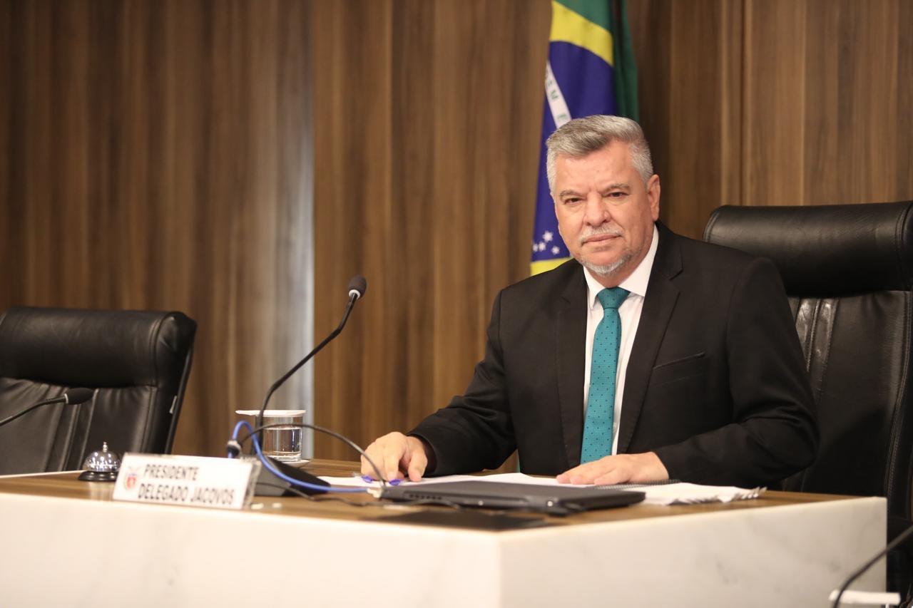 Jacovós responde pressão política com postura serena e equilibrada