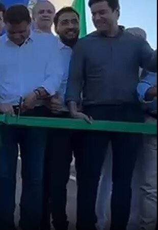 Deputado Louro José rebola para aparecer em foto de inauguração em Sarandi