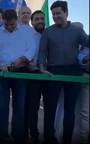 Deputado Louro José rebola para aparecer em foto de inauguração em Sarandi