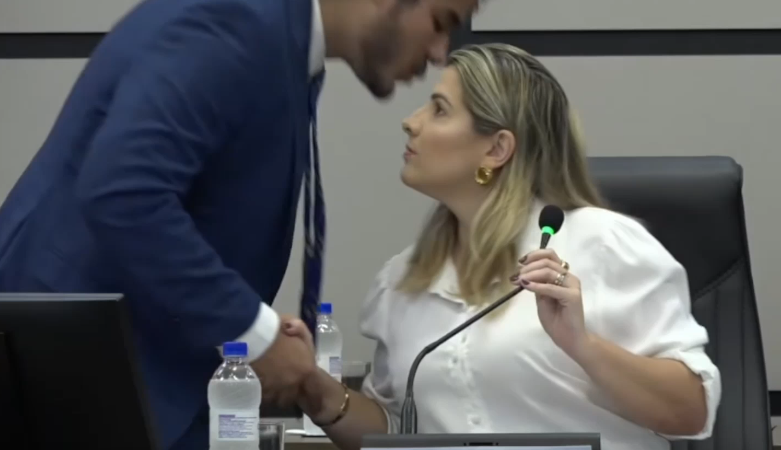 Líder do prefeito causa desconforto em sessão ao interpelar presidente da Câmara;Veja